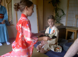 ילדים משתתפים בטקס התה