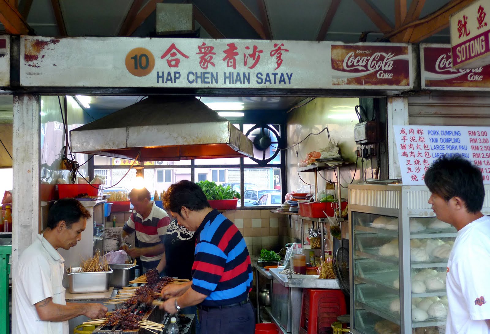Eating in Kuching Hui Sing Hawker Centre