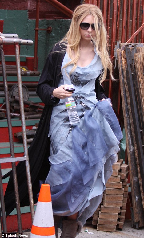 socous: Anything she can do... Taylor Momsen wears exact same ball gown