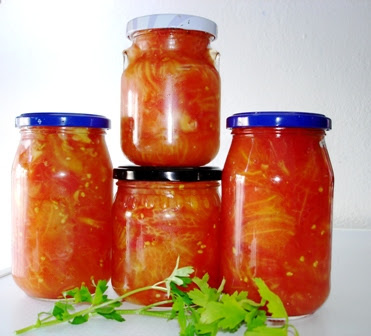 Tarros de tomate natural en conserva