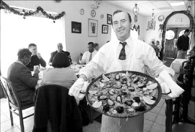 Joaquin Serrano, presentando una suculenta paella 