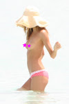 Miranda Kerr topless na praia