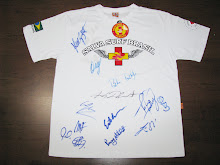 Essa camiseta pode ser sua. Camiseta autografada por KELLY SLATER e todos Campeões Mundiais de Surf