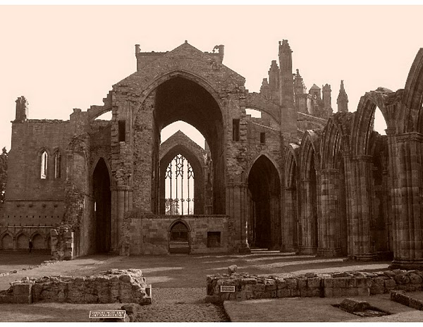 SCOTLAND - The ruins of Melrose Abbey. / @JDumas