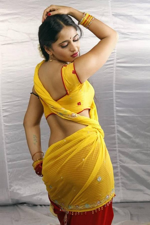 Anushka telugu movies hot and exposing through saree