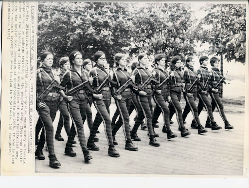 http://2.bp.blogspot.com/_tVSaAG6gDhk/S7-LFX1fhhI/AAAAAAAAB48/ca7kuddAR_8/News+-+1971+Women+in+Army+001.jpg