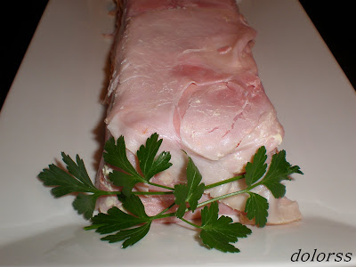  <strong>Pastel frío</strong> de jamón, tomate y atún 