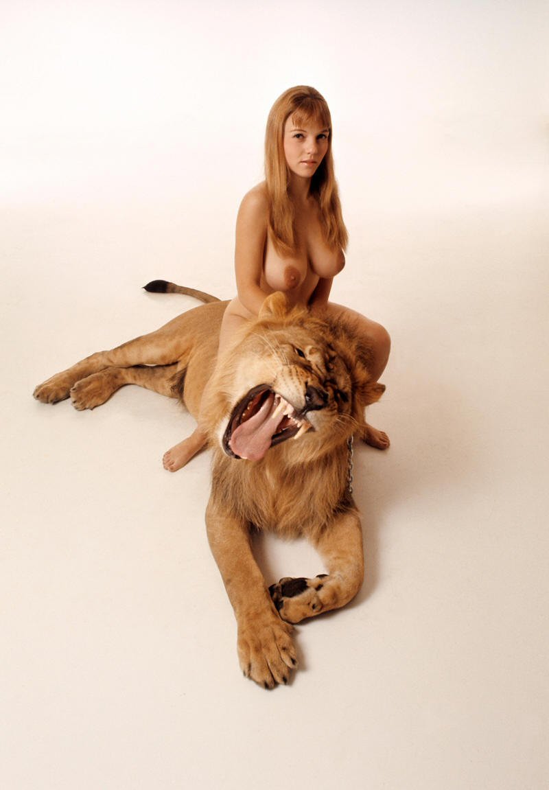 Female Nude On Lion 83