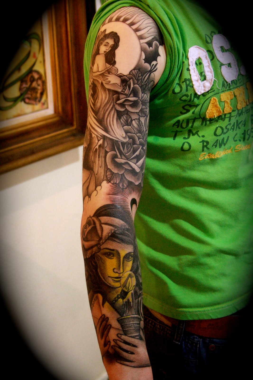 wraps-the-upper-arm-having-a-unique-tattoo-sleeve-design