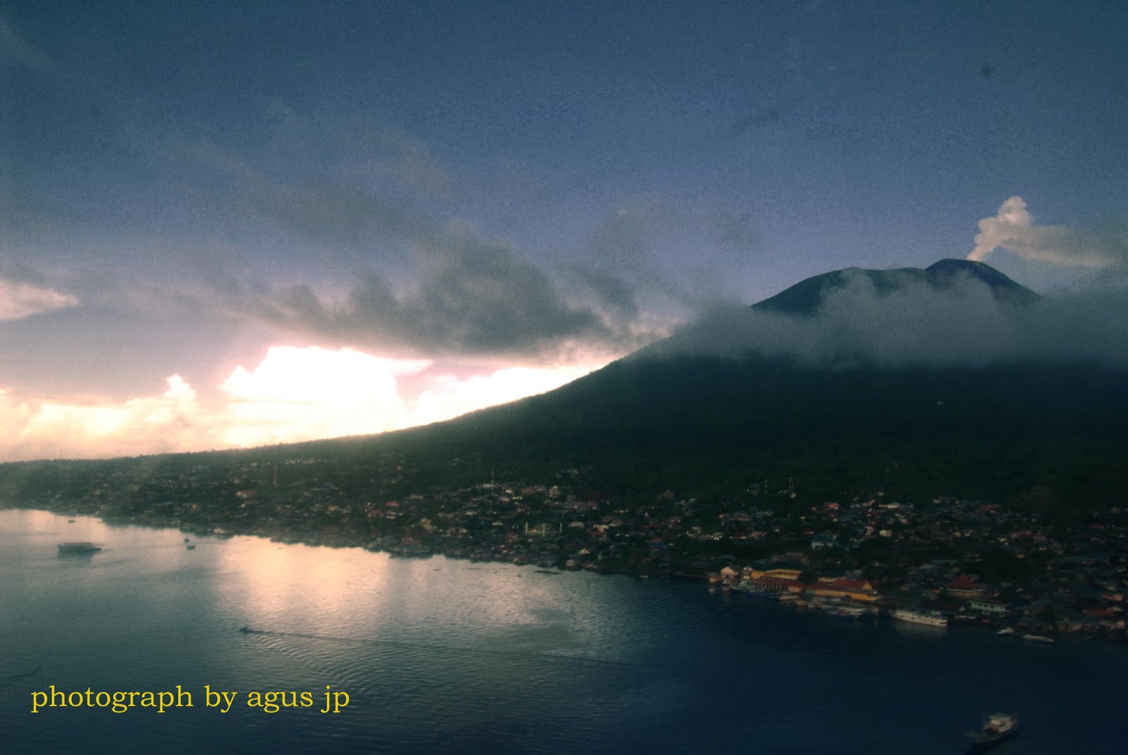 gambar Gunung Gamalam di Ternate maluku Utara - Ardi La