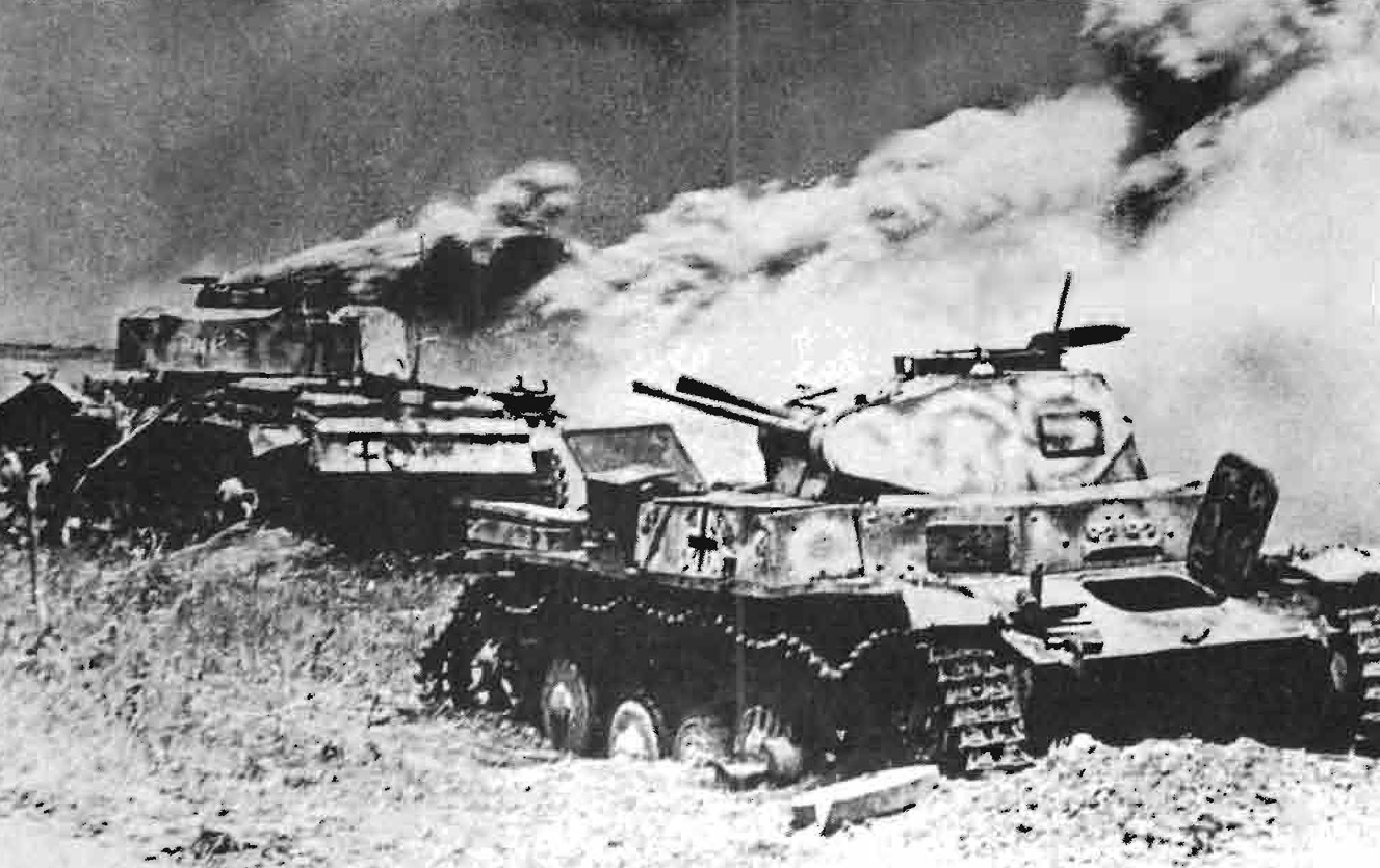 Немецкие танки курская. Курская дуга 1943 битва под Прохоровкой. Курская битва подбитые танки. Курская битва немецкие танки. Курская битва подбитые немецкие танки.
