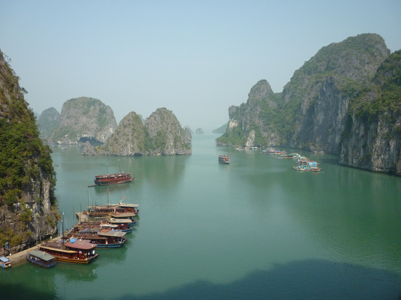 En route vers l'Asie le 8 novembre visite de la baie d'Along