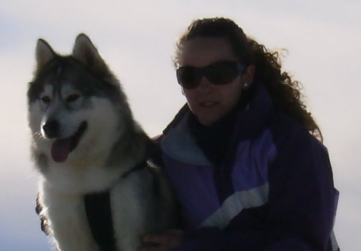 Danko en la nieve con su dueña.