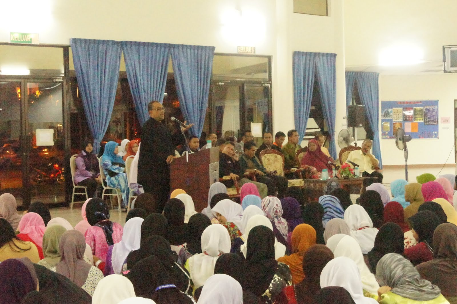 Bersama Timbalan Naib Canselor UTHM di Kolej Kediaman Tun Fatimah ~ PRO