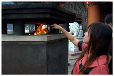 [membakar+kertas+uang.jpg]