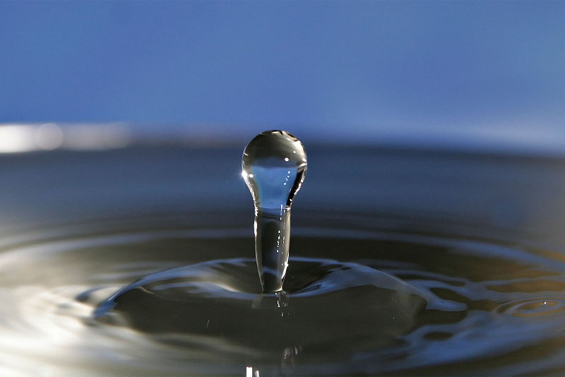 [800px-Water_droplet_blue_bg05.jpg]