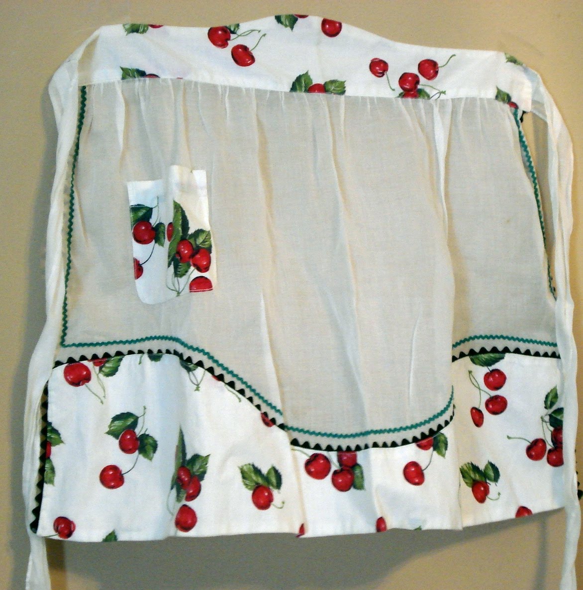 ANTIQUES GALORE GAL: CELEBRATEING REDNESDAY WITH A VINTAGE CHERRY APRON