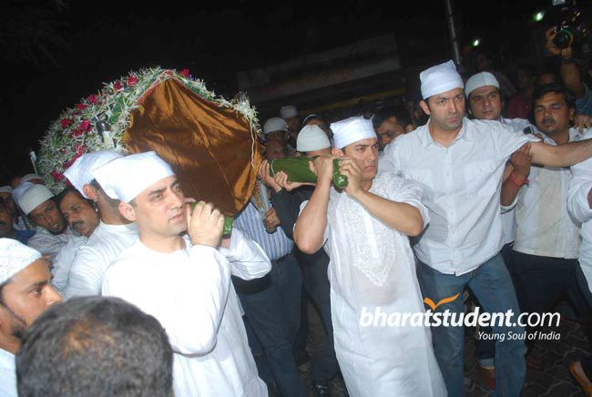 [funeral+of+amir+khan+s+father+(7).jpg]