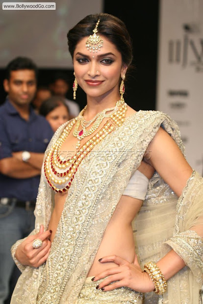 Bollywood Celebrity Photos: Deepika Padukone Pictures in Bridal