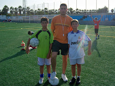 Pep Coll, con dos jugadores, en el campus 2008