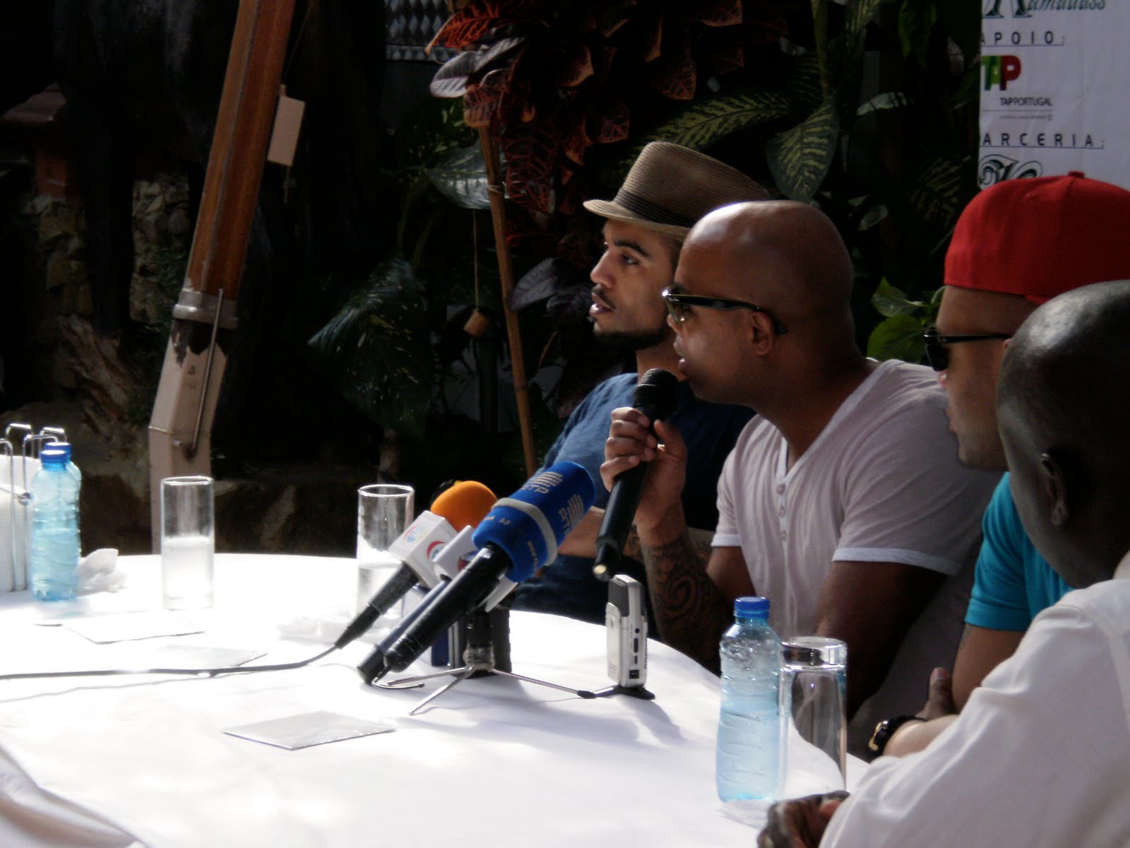 .: Day 1 in Angola (press press and more press)