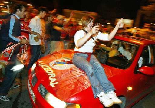 [Adeptos-do-Benfica-fizeram-a-sua-festa-I.jpg]