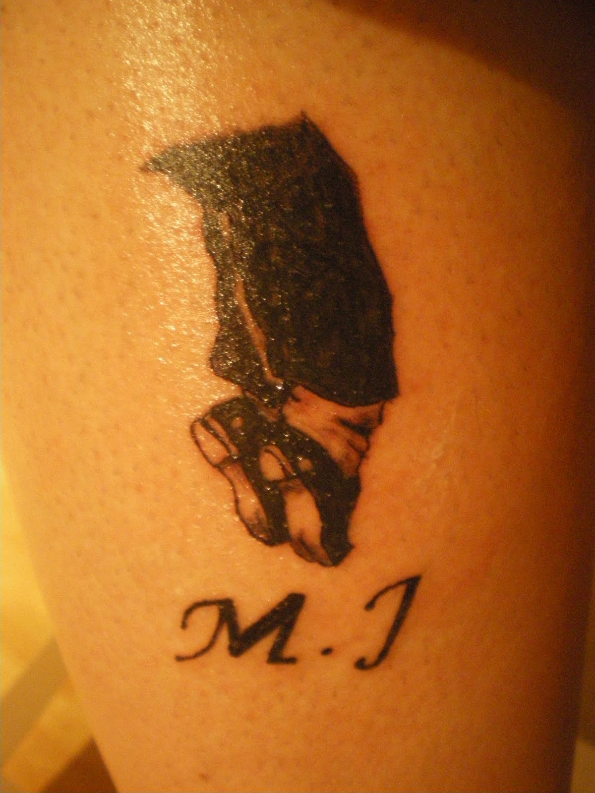 http://2.bp.blogspot.com/_u_Dw9Bwo8nQ/S8oIdj_nRXI/AAAAAAAAAFI/SuOka_Qcuys/s1600/Michael+Jackson+tattoo.JPG