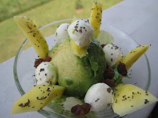  mini <strong>ensalada tropical</strong> con mozzarella 