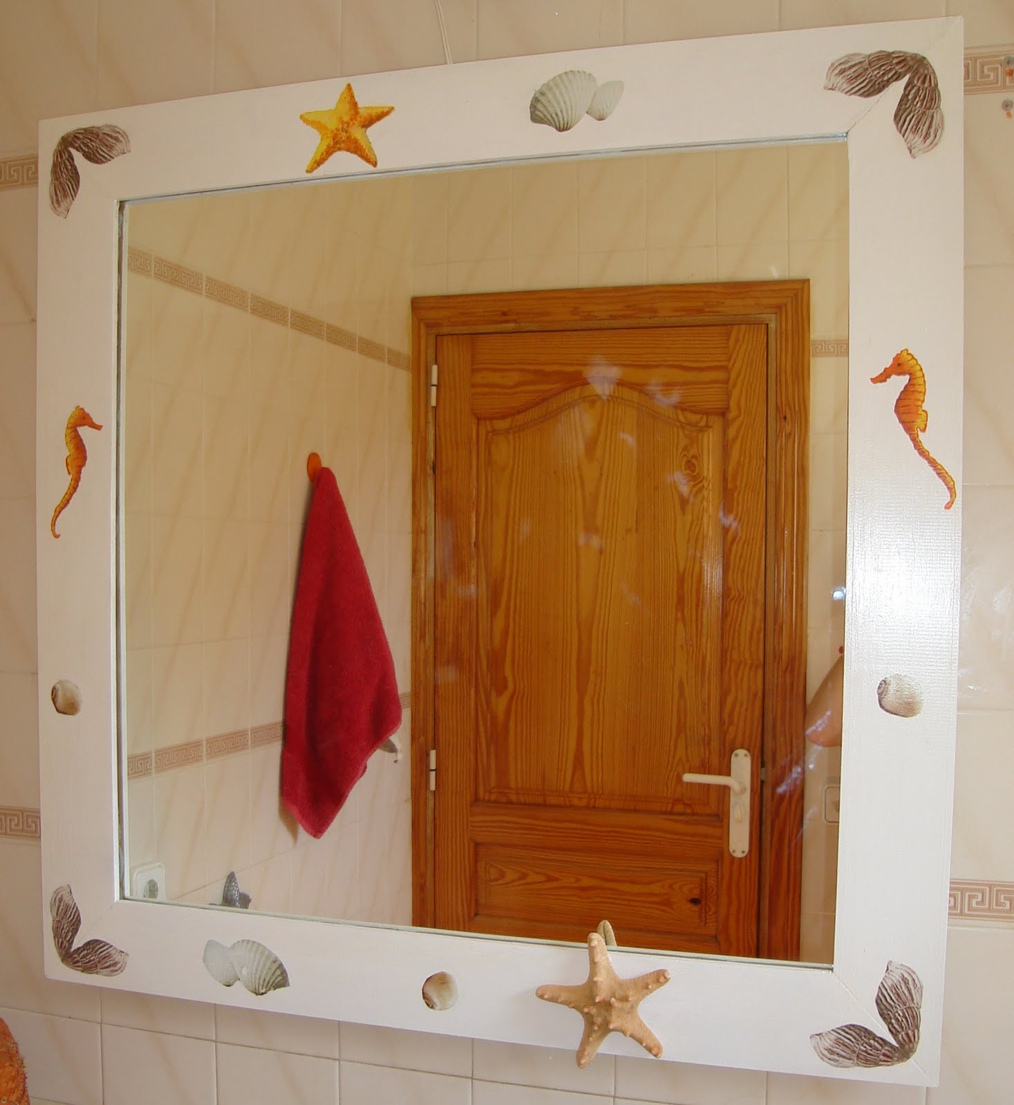 Las manualidades de Julia.: MARCO PARA ESPEJO DE BAÑO EN DECOUPAGE