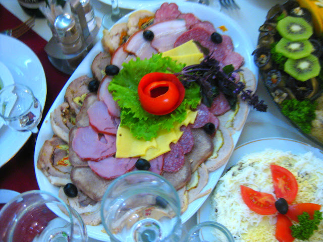 Vorspeisen auf Platten. Arthur und Tochter auf großer Fahrt in die Ukraine zu einer Hochzeitsfeier der ganz besonderen Art. Dazu Reisetipps für die Ukraine | Arthurs Tochter kocht von Astrid Paul. Der Blog für Food, Wine, Travel & Love Vorspeisen auf Platten. Arthur und Tochter auf großer Fahrt in die Ukraine zu einer Hochzeitsfeier der ganz besonderen Art. Dazu Reisetipps für die Ukraine | Arthurs Tochter kocht von Astrid Paul. Der Blog für Food, Wine, Travel & Love