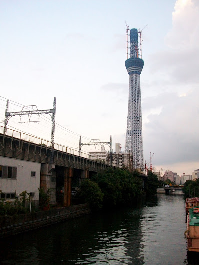 枕橋から見た建設中(488m)の東京スカイツリー