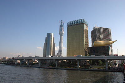 吾妻橋から見た建設中(529m)の東京スカイツリー