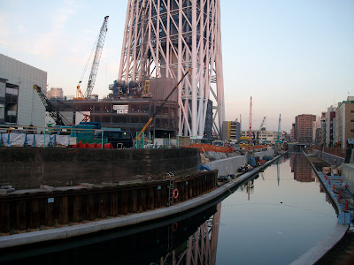 東武橋から見た建設中の西街区低層棟と綺麗に澄んだ北十間川
