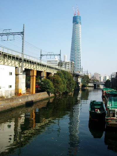 枕橋から見た建設中(303m)の東京スカイツリーのズーム
