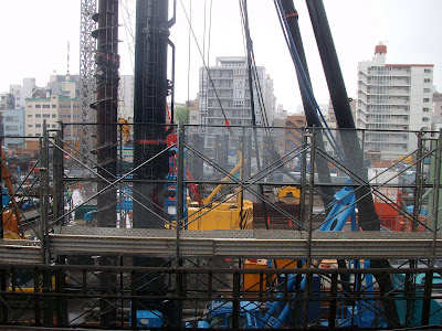 東武伊勢崎線業平橋駅ホームから見た西街区の建設風景