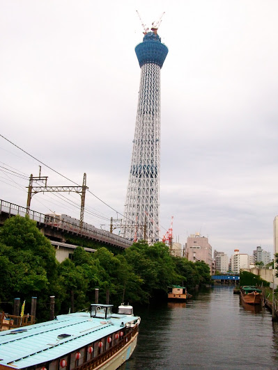 源森橋から見た建設中(398m)の東京スカイツリー