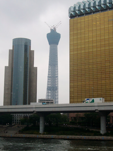 吾妻橋から見た建設中(398m)の東京スカイツリーのズーム