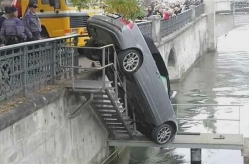 FUNNY PICTURES EVER !!! Car fell on the pedestrian bridge