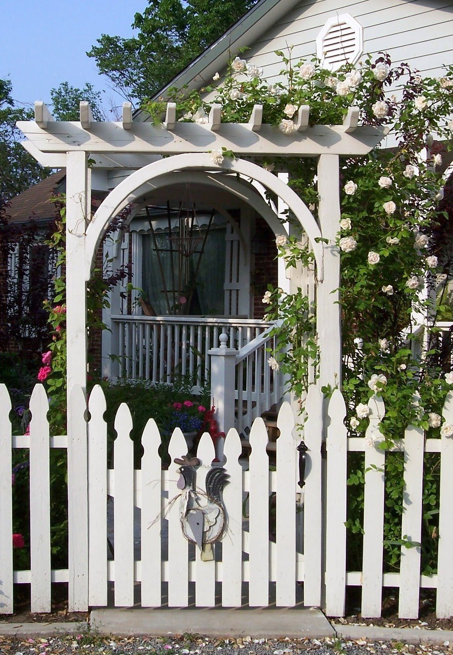 .Lilac Lane Cottage PIcket Fences