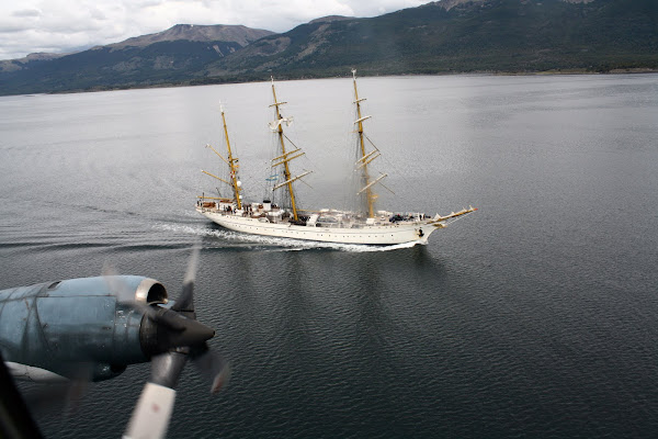 Ushuaia - Sobrevuelo de la EA6E