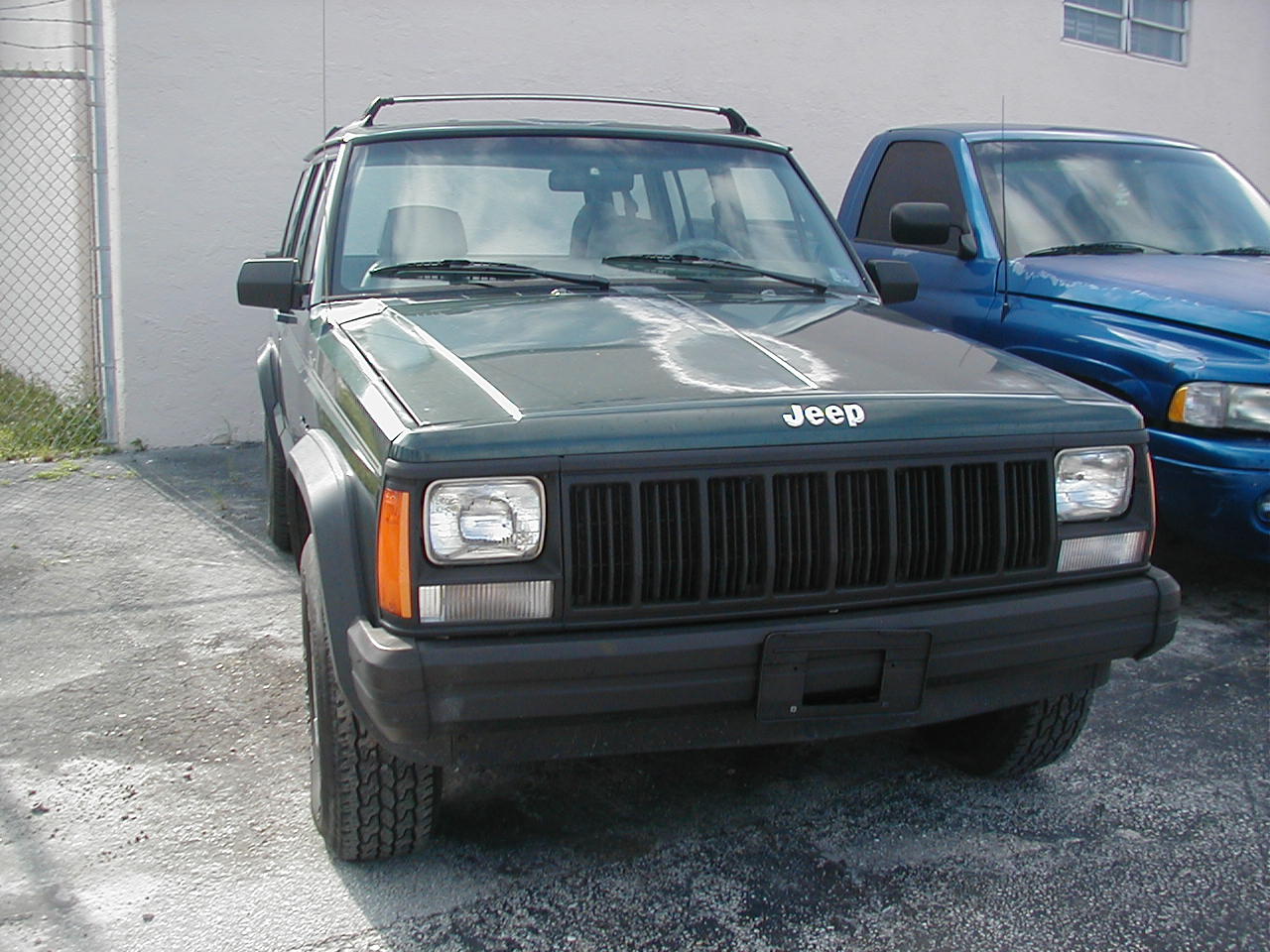 PreownedAutomobiles: 1992 Jeep Cherokee Sport 4x4 102 k miles two Tvs