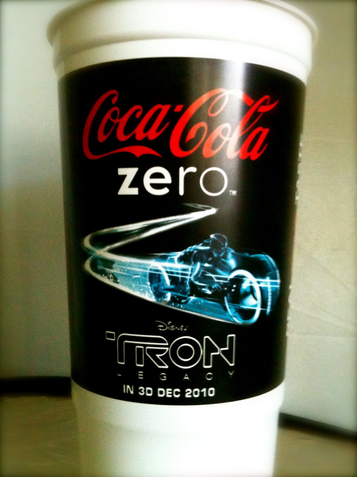 Nostalgic G: TRON LEGACY: Movie theater premiums, Coke Zero, etc...
