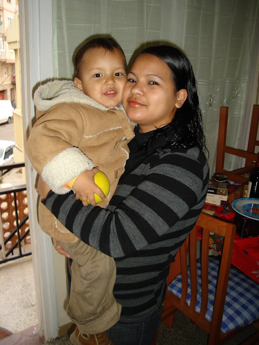 junior y su mama en su casa