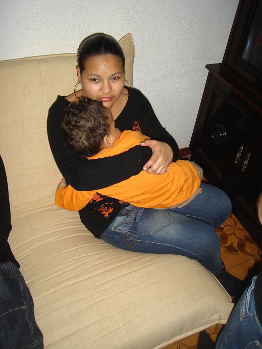 pequi y junior en la casa de su yaya para la navidad