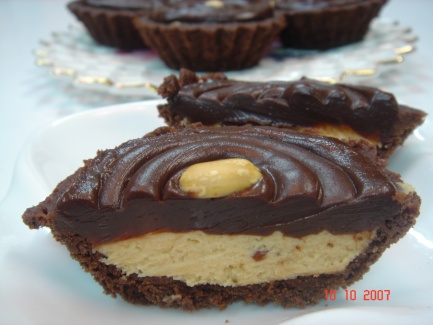 [peanut+butter+&+chocolate+tartlets+-+Essential+baker++2.jpg]