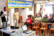 Diretores Denílson e Sônia (em pé) coordenam reunião da educação.