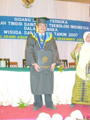 Oldest graduate. Age doesn't discourage you. Congratulation.