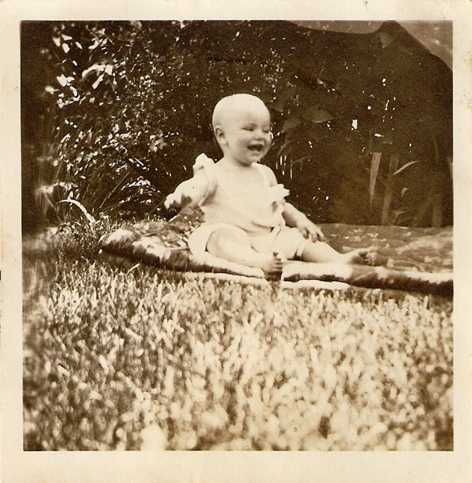 [baby+in+sprinkler.jpg]