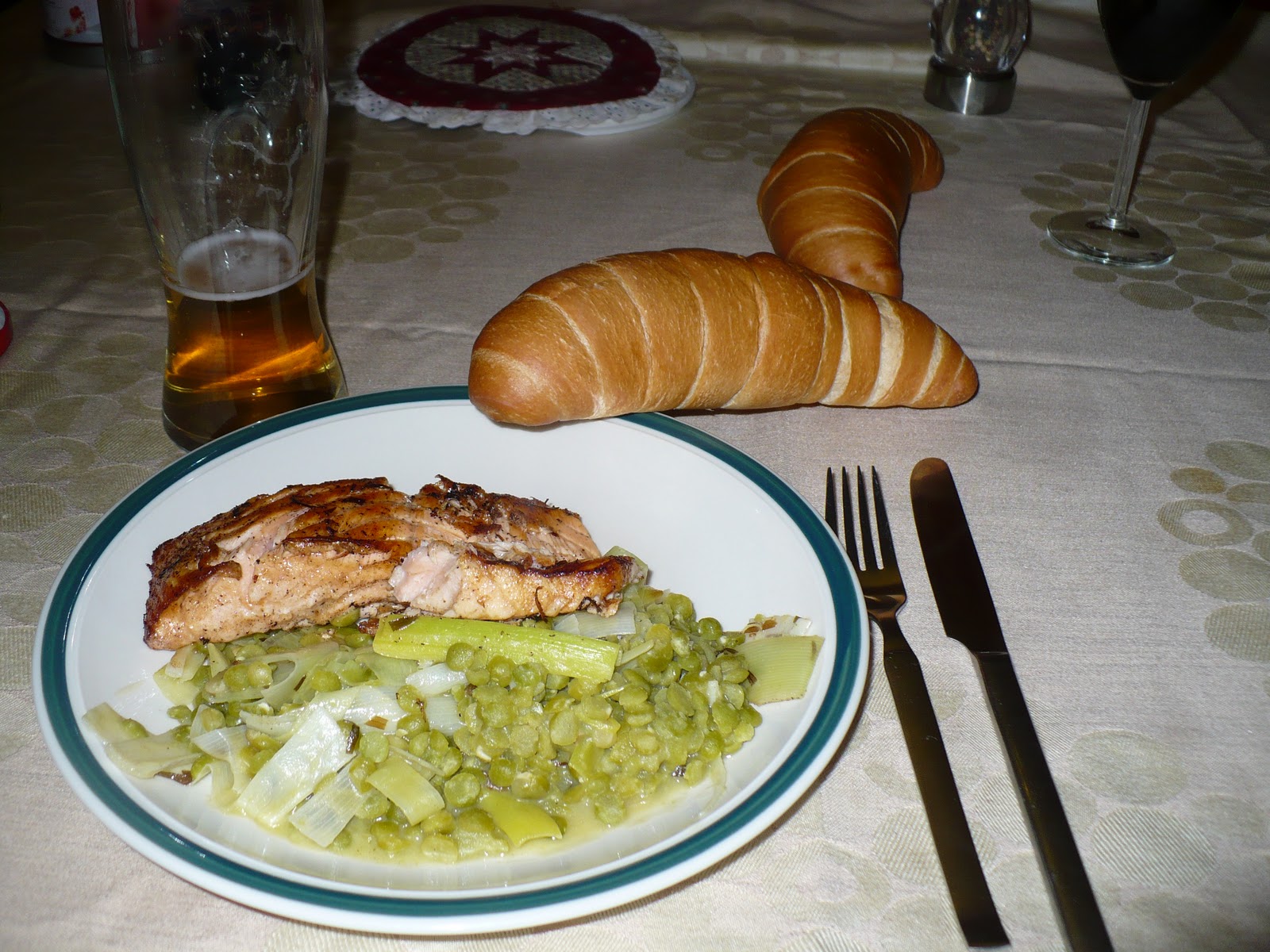 Hajnal Szakacskonyve SALMON WITH LENTILS AND MUSTARD HERB BUTTER