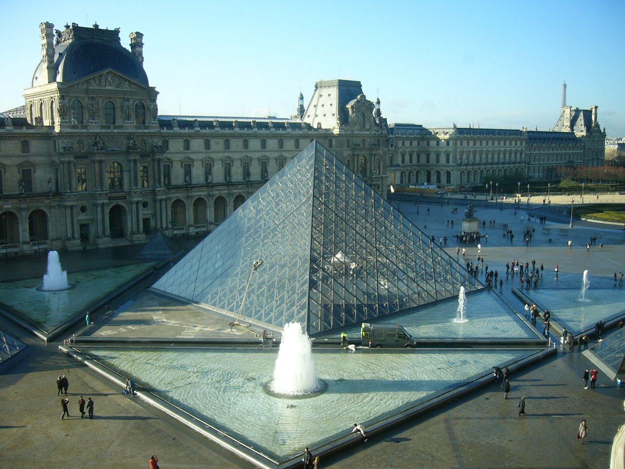 [louvre.JPG]